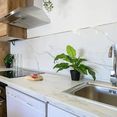 Apt-inside The Wall-family,games,relax,history Ávila